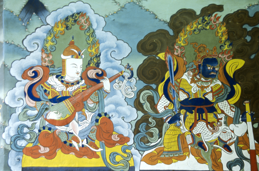 b_536m paro.jpg - Bhoutan - vallée de Punakha, Wangduephodrang Guru Rinpoché et, à sa gauche un bouddha (de la sagesse ?)